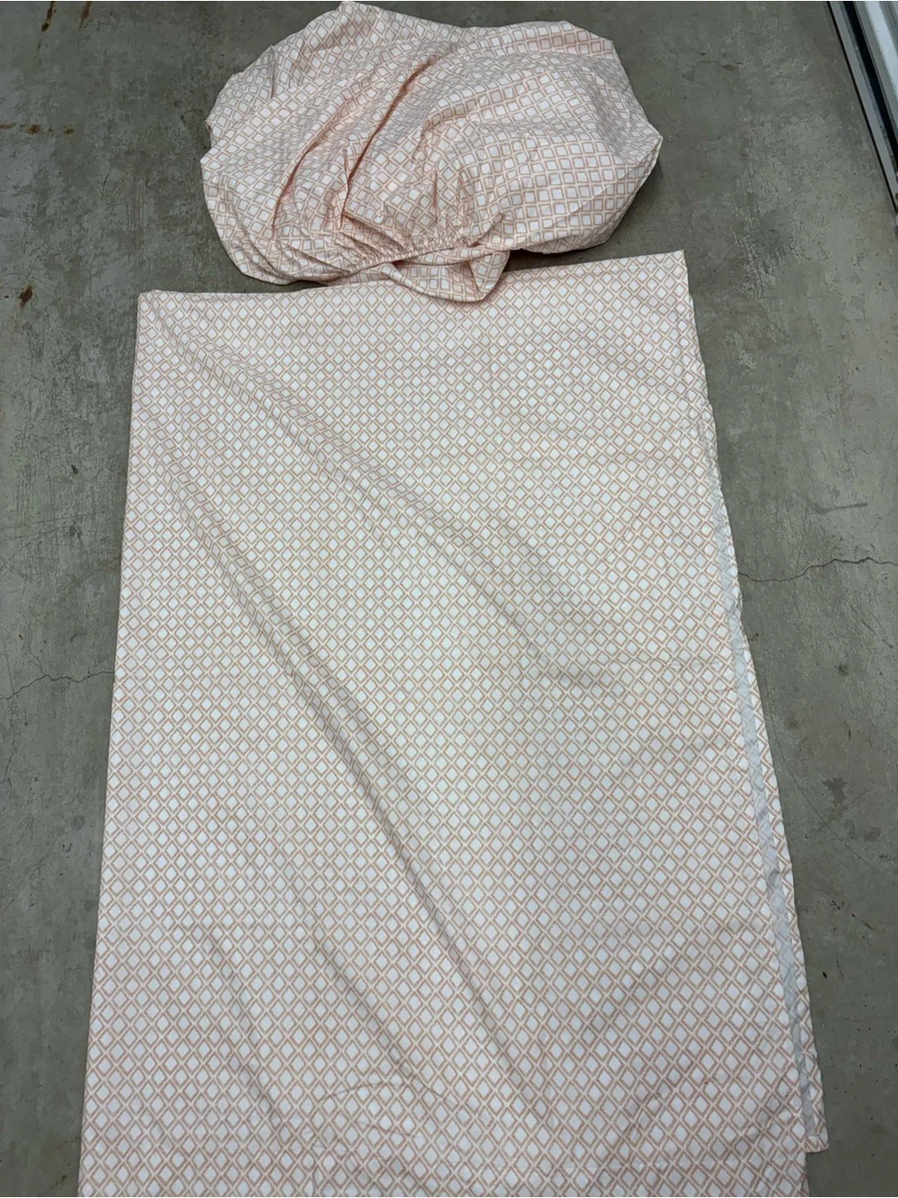 Twin Sheet Set 2-Piece White/Peach Geometric Rectangular Bedroom Bedding